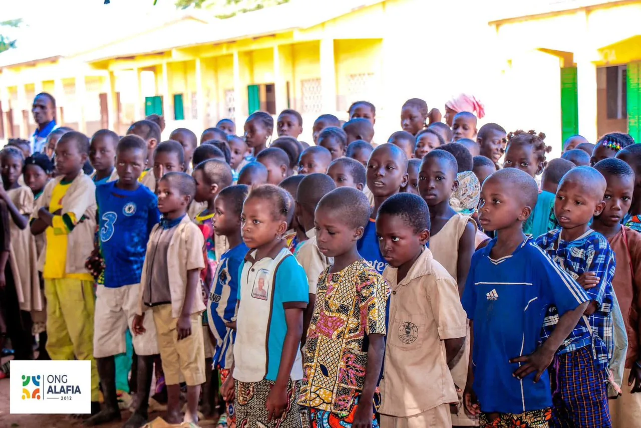 Enfants reunis avec les kits scolaires