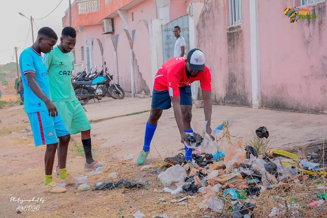 Jeunes mobilises pendant une action de salubrite