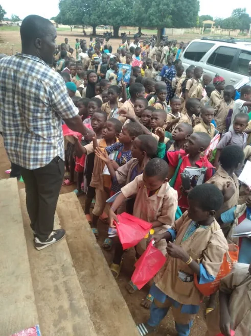 Remise de kits scolaires aux écoliers rassemblés