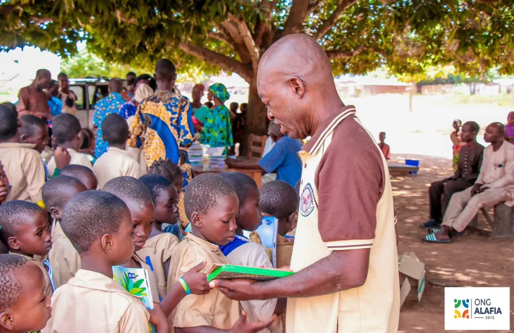 Distribution de cahiers aux enfants