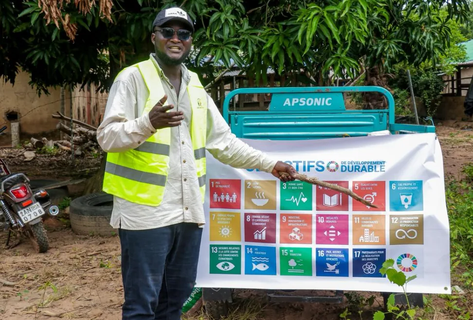 Sensibilisation aux Objectifs de D&eacute;veloppement Durable avec affiche