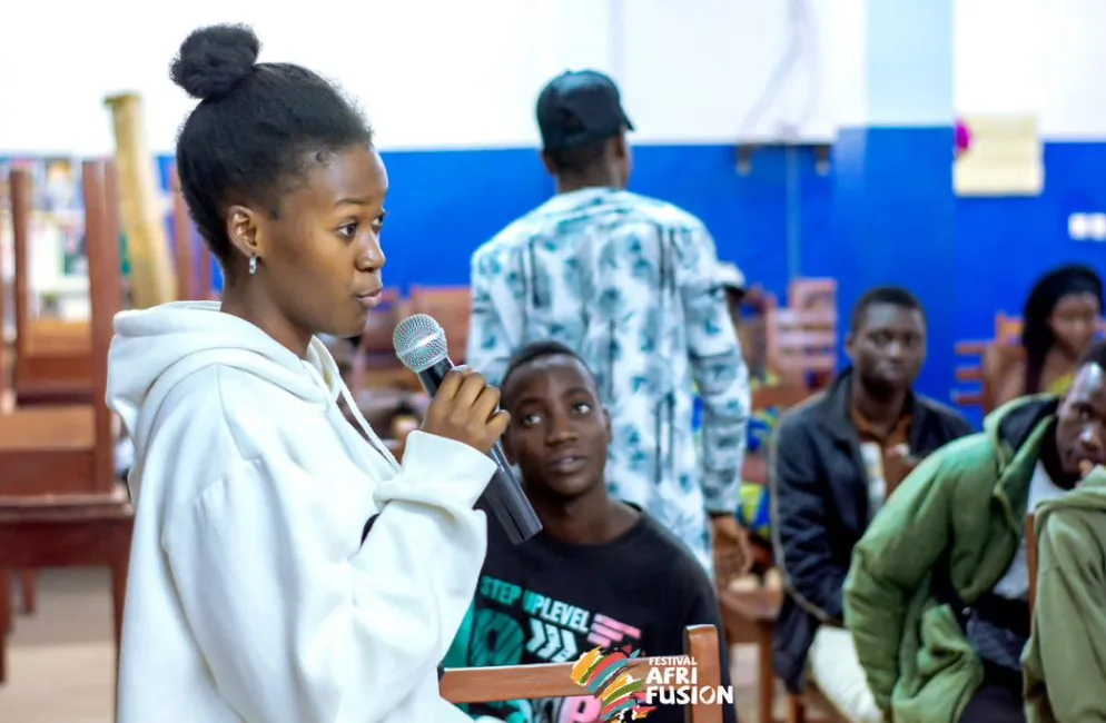 Jeune fille prenant la parole pendant l'activit&eacute; leadership f&eacute;minin