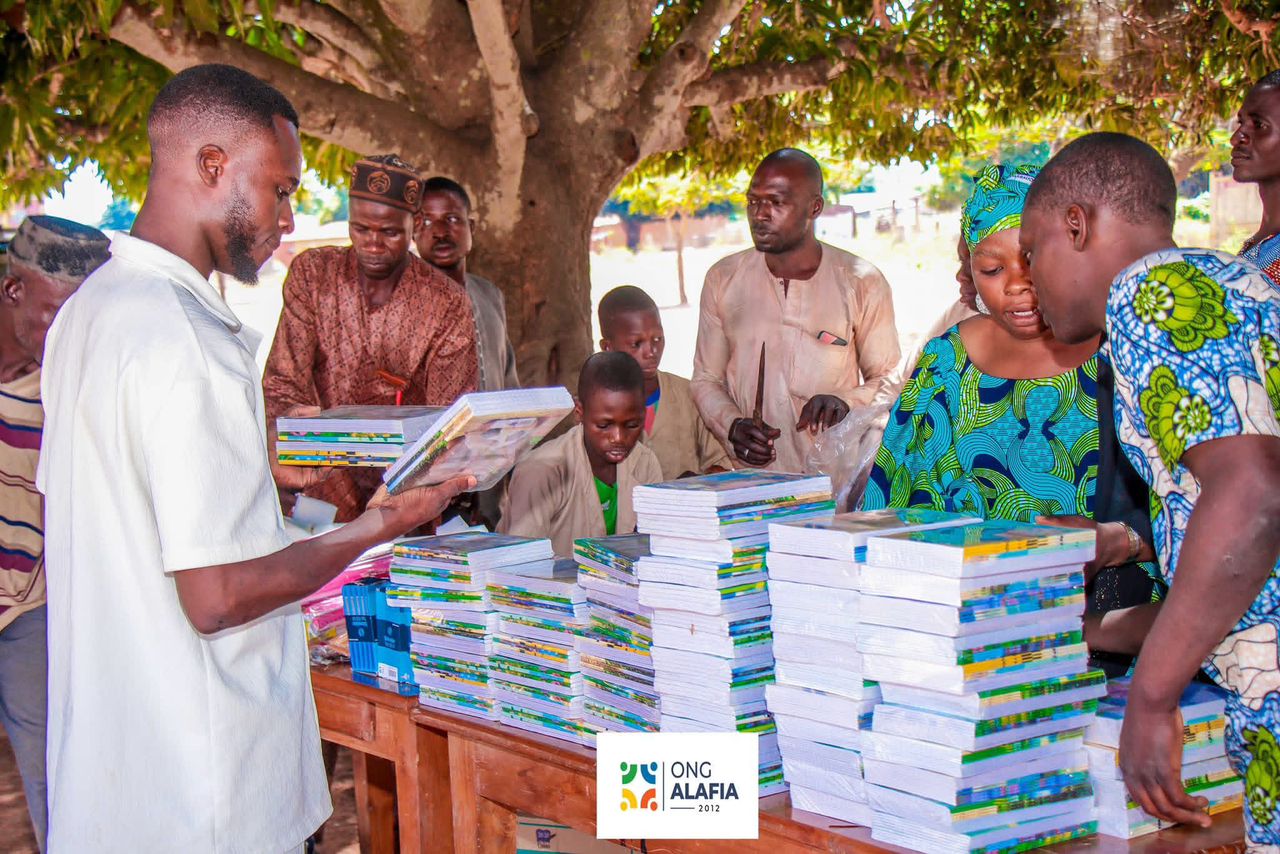 Remise de fournitures scolaires aux écoliers