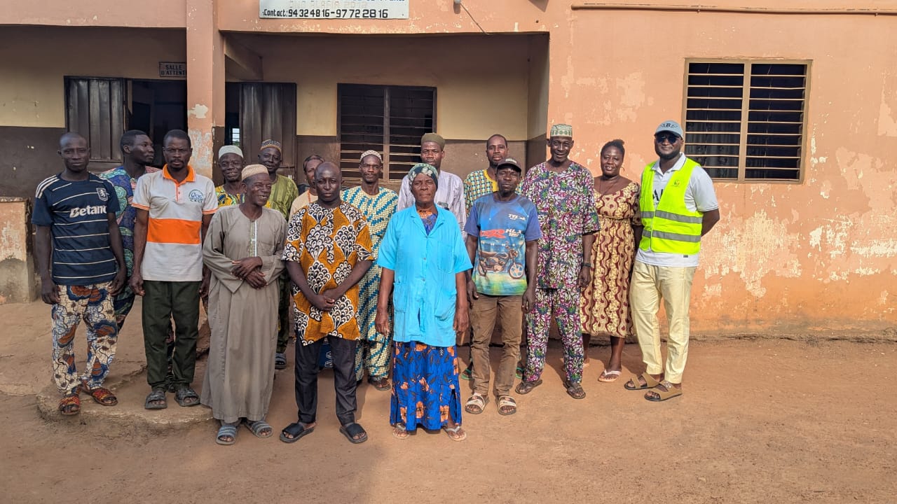 Equipe devant le centre de sant&eacute; de Kokob&egrave;-Sabou